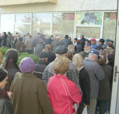 Primăria amână distribuirea pachetelor cu alimente pentru pensionari: TIR-urile cu pui sunt blocate în nămeţi